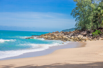 右倒库看左镜好还是看右镜好